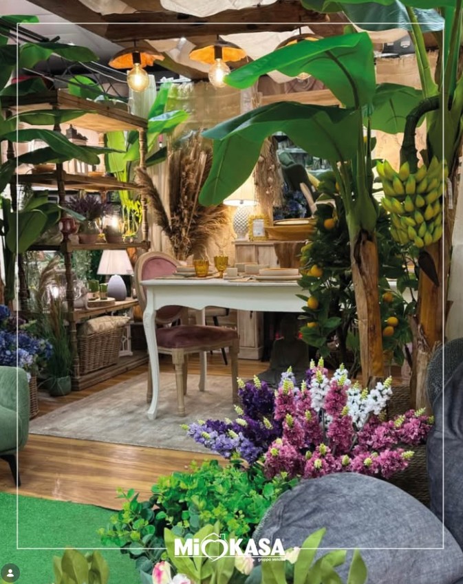 Allestimento giardino indoor con piante tropicali e fiori