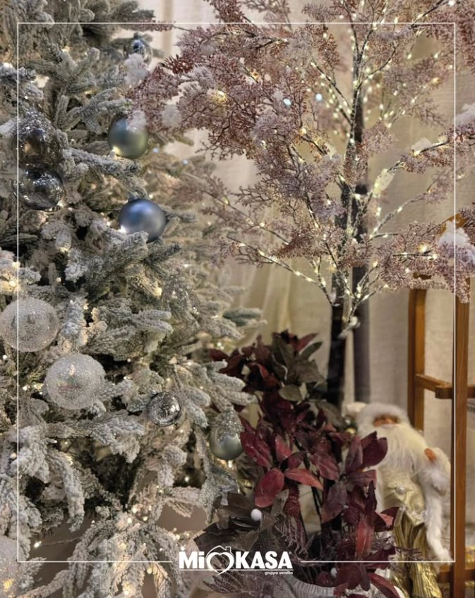 Albero di Natale innevato con palline azzurre e alberello rosa cipria