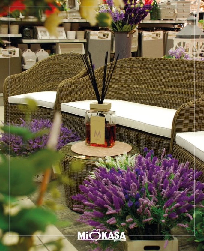 Lavanda artificiale e diffusore profumo Mikasa su divano in vimini
