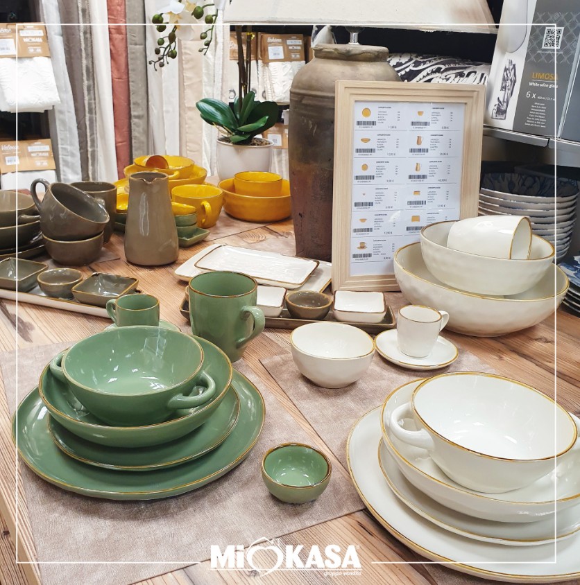 Set di ceramiche verde salvia e bianco con bordi dorati per la tavola